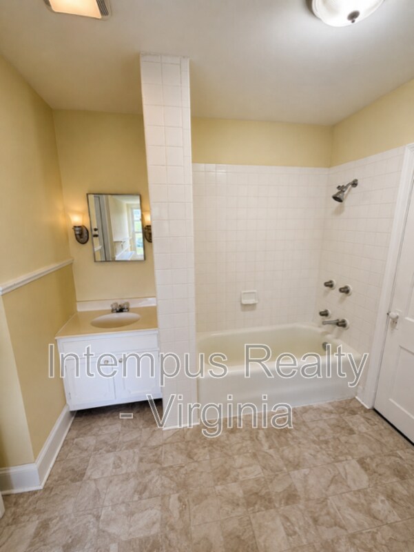 Building Photo - 7296 Fenton Farm Ln