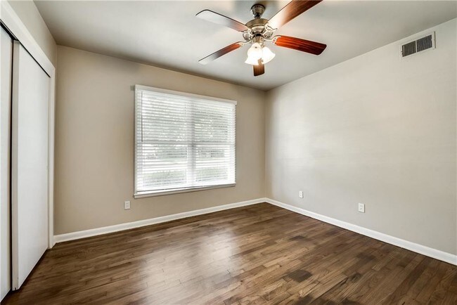 Building Photo - 1601 Larkspur Dr