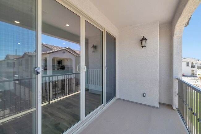 Building Photo - Like New Luxurious Model Home in Warner Meadows!