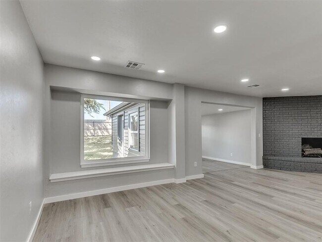 Building Photo - Look at this beautiful home!! 4 bed, 3 full baths!