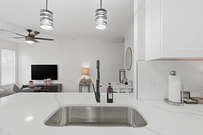 Building Photo - 4 bed with back yard in great East side location.