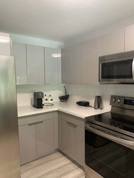 Building Photo - 10902 NW 83rd St