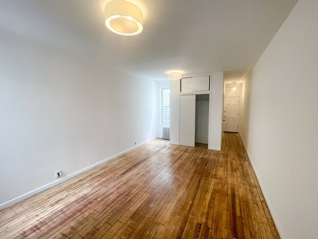 Building Photo - 72-45 60th Ln