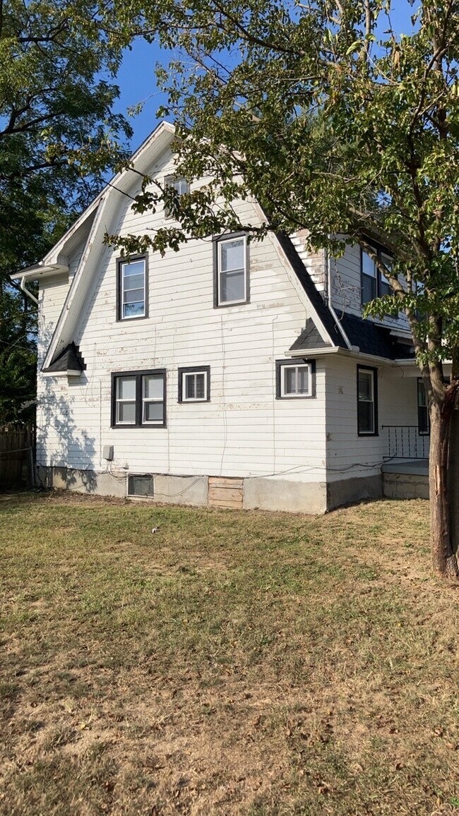 Building Photo - 338 Kenwood Ave