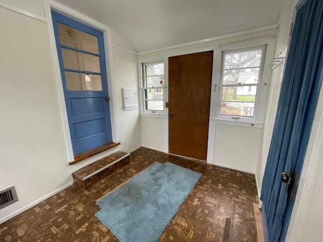 Building Photo - Hartland Single Family Ranch Home, 3 Bed, 1.5 Bath, Attached Garage