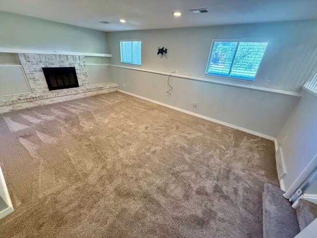 Building Photo - Gorgeous 4 Bed, 2 Bath Home in Central For...