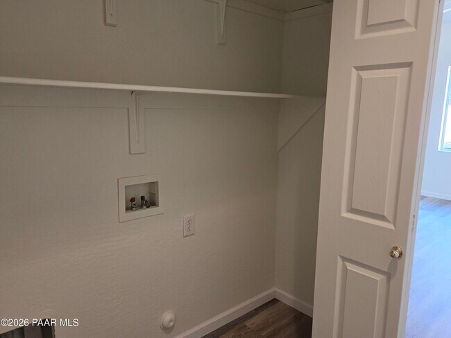 Building Photo - 556 N Robles St