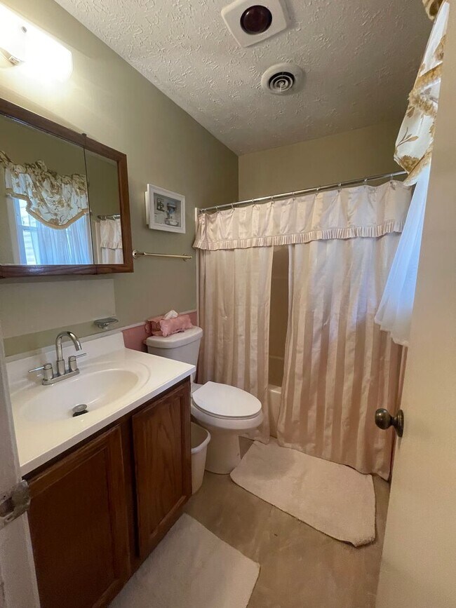 Building Photo - Walking Distance to the Parkway!