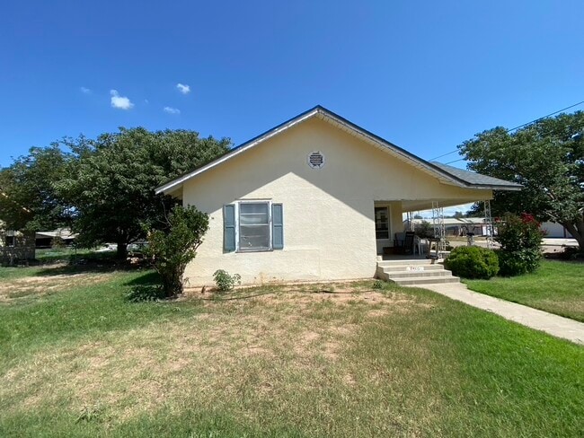 Building Photo - 400 W Garza St