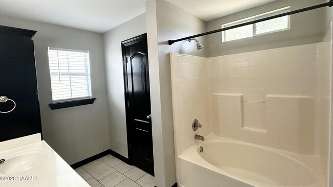 Building Photo - 18012 Woodhaven Dr