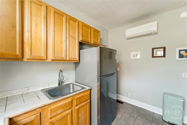 Building Photo - 530 E Gordon Ln