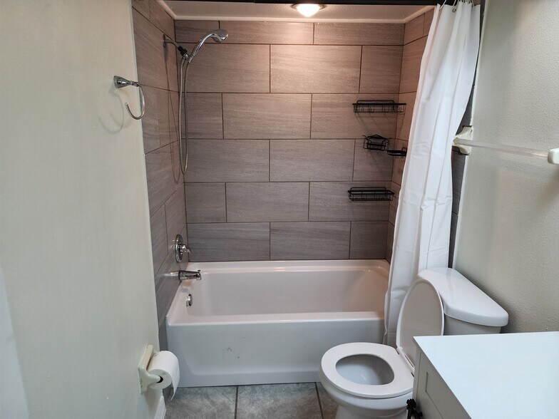 Building Photo - 3001 S Pines Dr