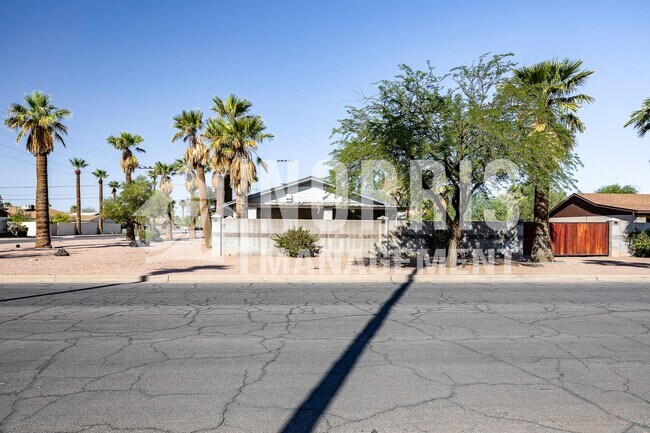 Building Photo - Amazing Home with a Pool and NO HOA