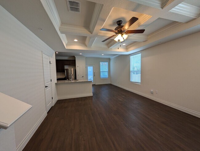 Building Photo - 1 MONTH FREE RENT / Close to HWY for Commu...