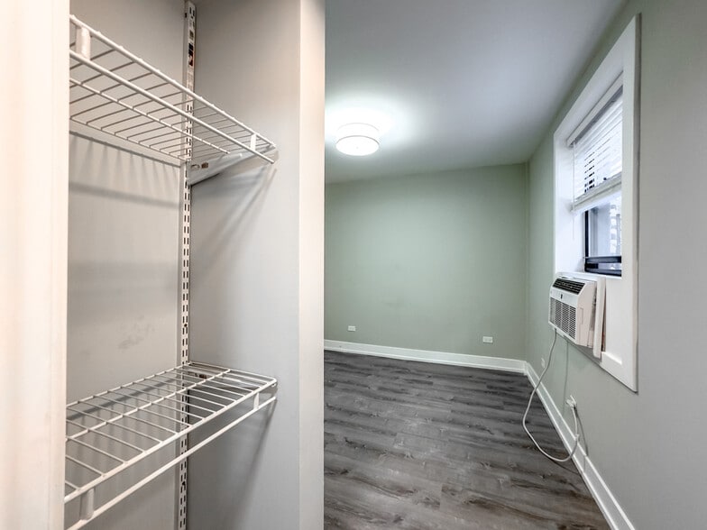 Building Photo - 545 W Belmont Ave