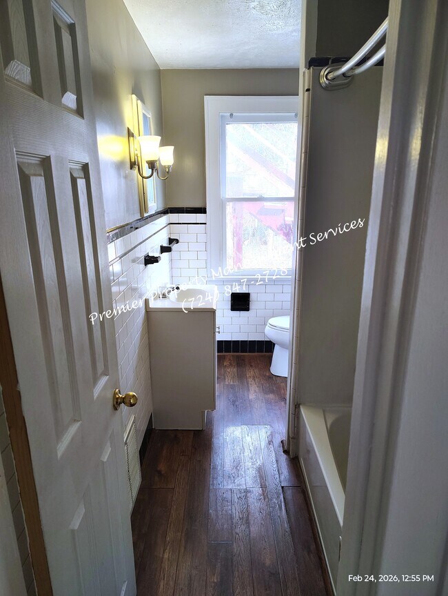 Building Photo - 903 23rd St