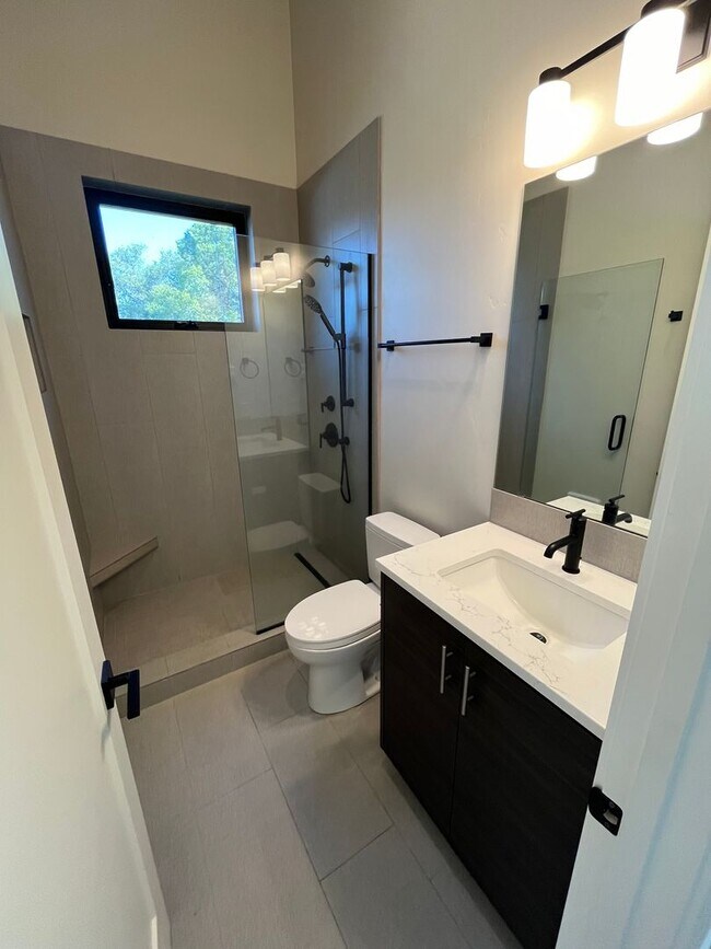 Building Photo - Modern 2 Bed, 2 Bath Just West of Century