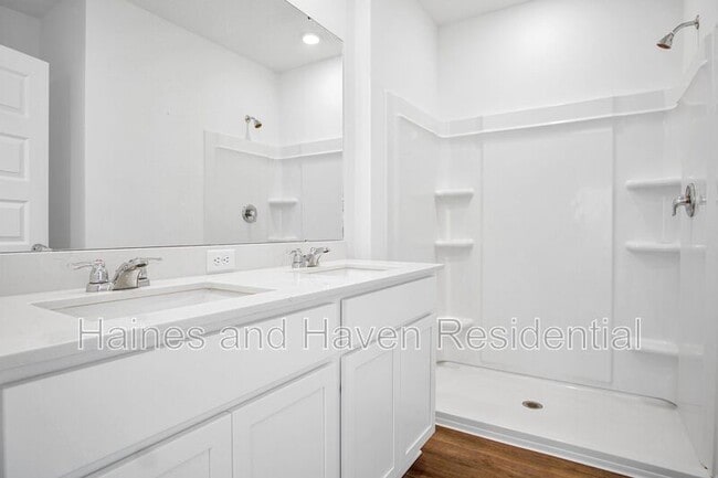 Building Photo - 5714 Somerset Dr