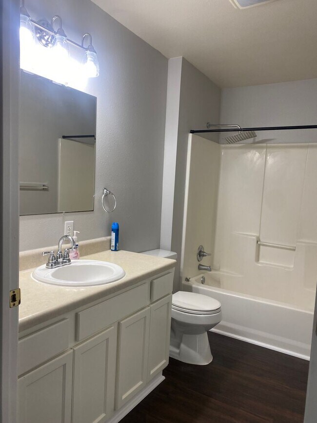 Building Photo - Country Living but in the City 3 bedroom 1.5 bathroom Manor!!!!
