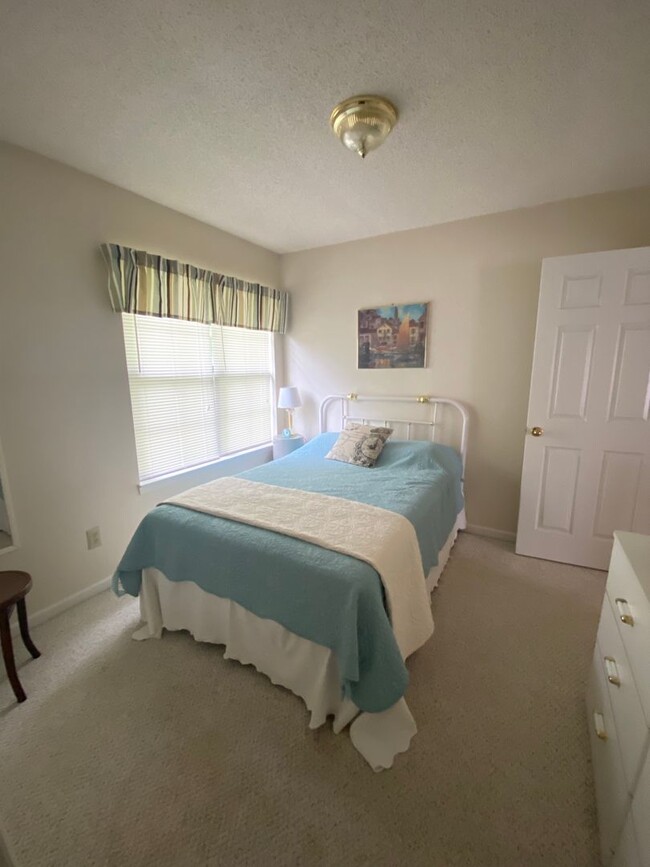 Building Photo - Furnished 2 Bedroom 1.5 Bath townhouse, Mo...