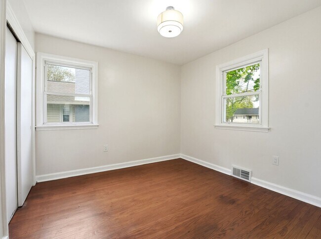 Building Photo - Fully Renovated Rental with Designer Kitchen, Modern Bath & Bonus Spaces – Stratford, NJ