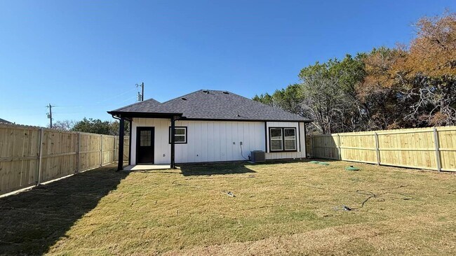 Building Photo - 2615 Creekview Dr