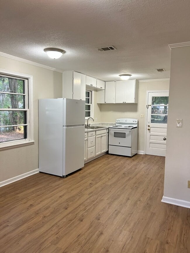 Building Photo - TWO BEDROOM, ONE BATH HOME