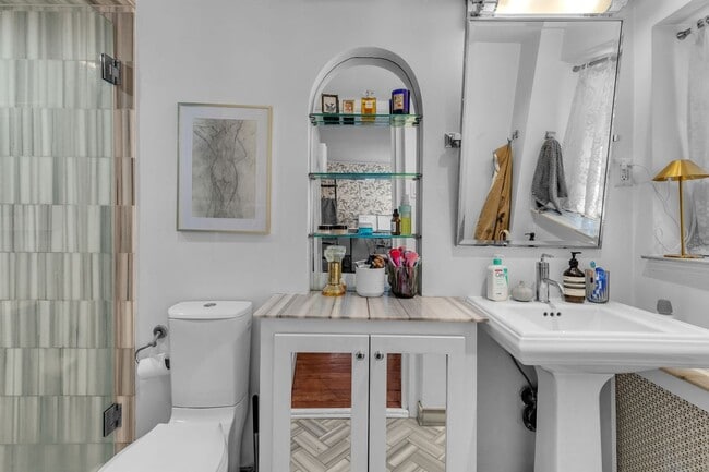 Building Photo - Charming and light-filled garden condo in ...