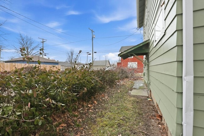 Building Photo - Updated 3-Bedroom Home with New Kitchen & Carpet