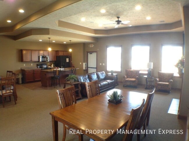 Building Photo - Beautiful 2 Story Townhome with Loads of A...