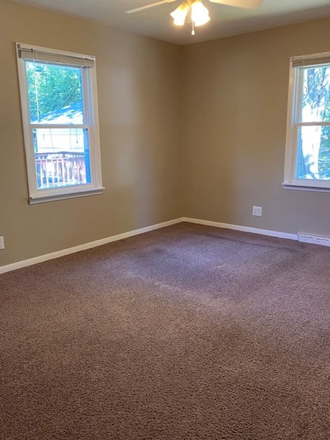 Building Photo - Great Central Location and spacious living...