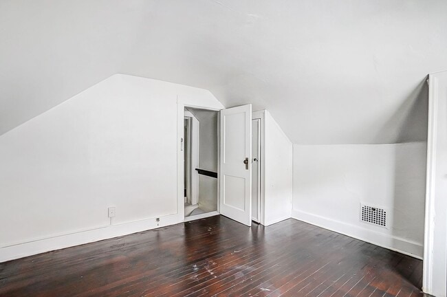 Building Photo - Cozy 3 bedroom w/backyard