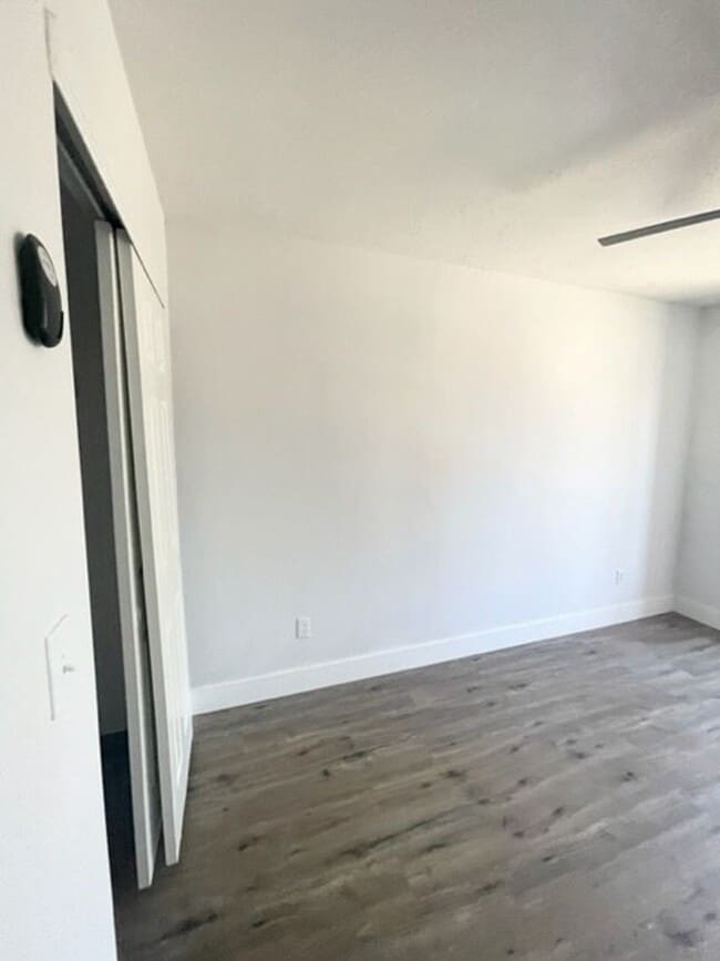 Building Photo - Darling Elk Grove Halfplex!