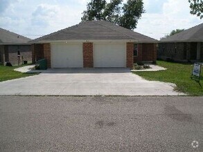 Building Photo - 925 Maplewood Dr