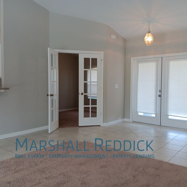 Building Photo - Pool Home 3 Bedroom,with a Den 2 Bath in d...