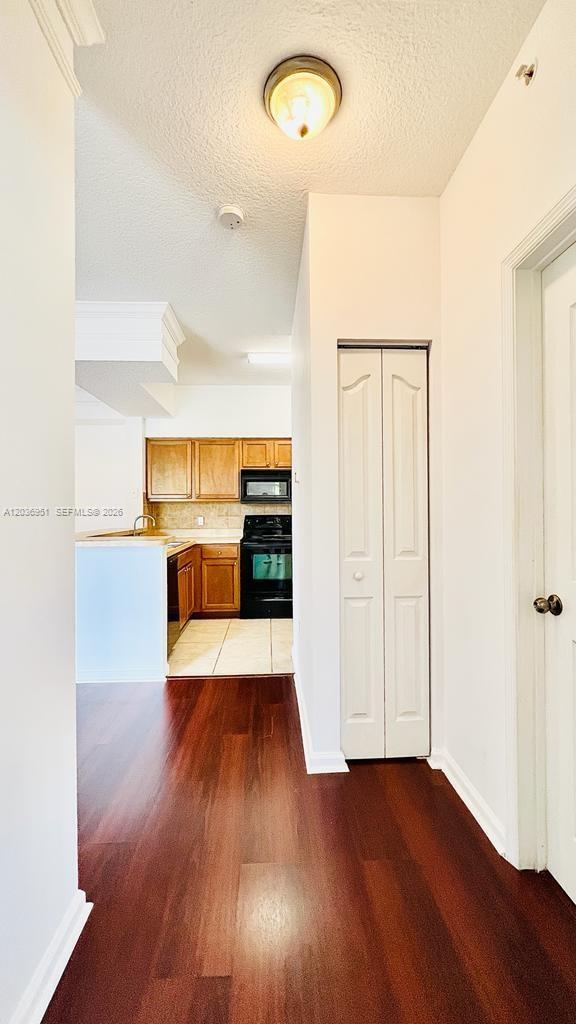 Building Photo - 2304 Myrtlewood Cir E