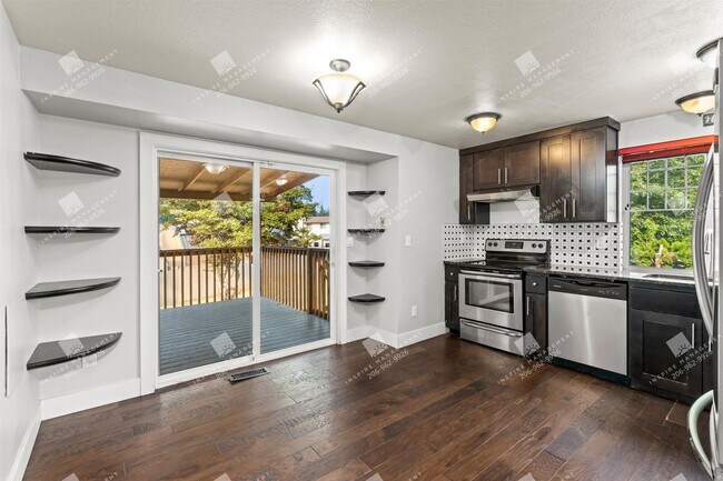Building Photo - 4BR + Finished Heated Garage | Fenced 1/4 Acre | Mins to JBLM