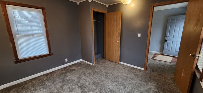 Building Photo - Spacious 3 Bedroom, 1 Bathroom with bonus ...