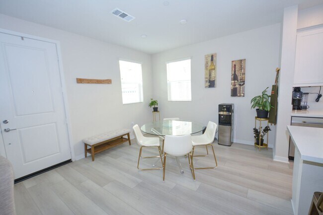 Building Photo - 3BED/4BATH Townhome in Oxnard
