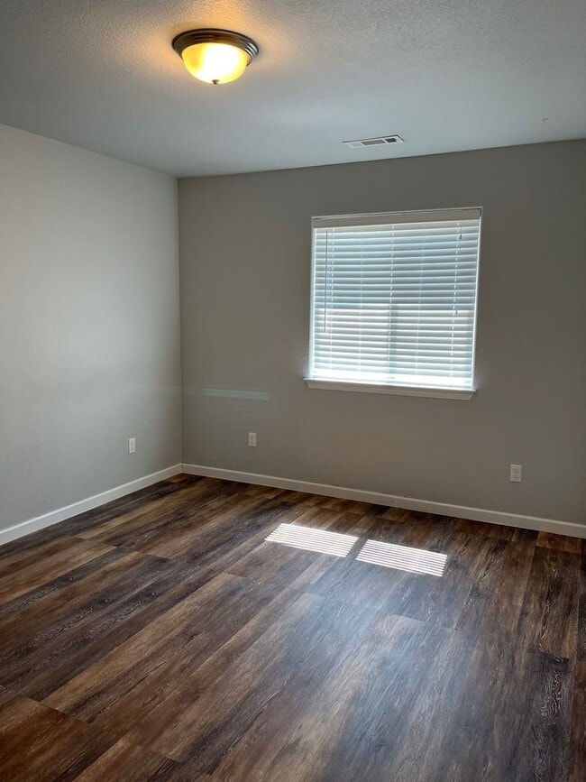Building Photo - 3 Bedroom 2 Bathroom Home in the South Sub...