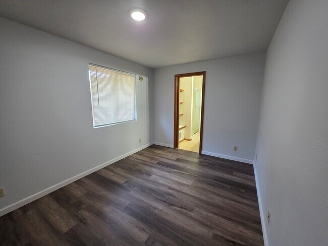 Building Photo - 00141/00142