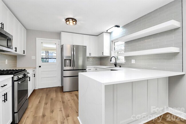 Building Photo - 526 Julia Ave