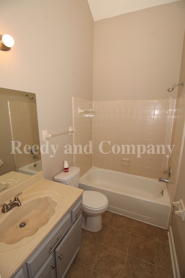Building Photo - 5875 Jardin Pl