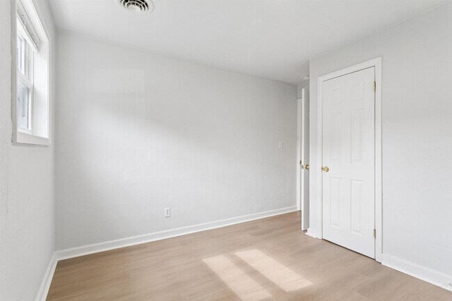 Building Photo - 11 Woodhaven Rd