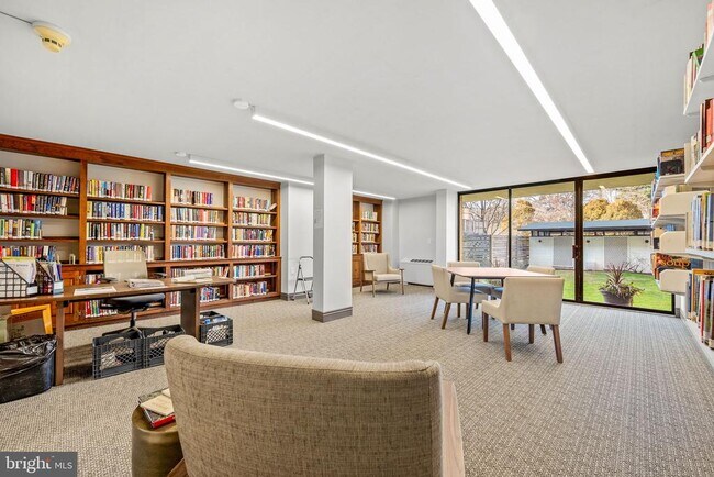 Building Photo - 801 Yale Ave