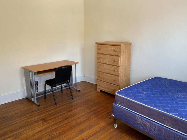 Building Photo - 604 W Elm St