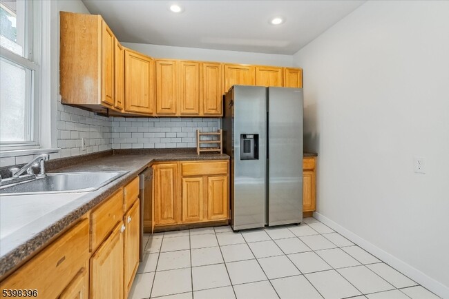 Building Photo - 46 James St