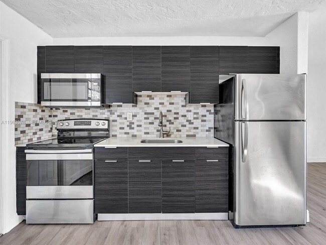 Building Photo - 2512 NW 9th Pl