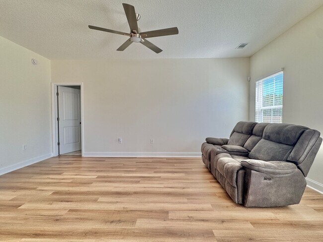 Building Photo - MOVE-IN READY! (Pet Friendly)