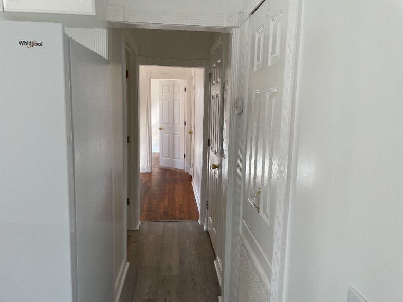 Building Photo - 1007 E Unaka Ave